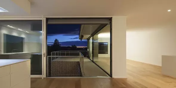 Küche und Essbereich mit Zugang zur Terrasse