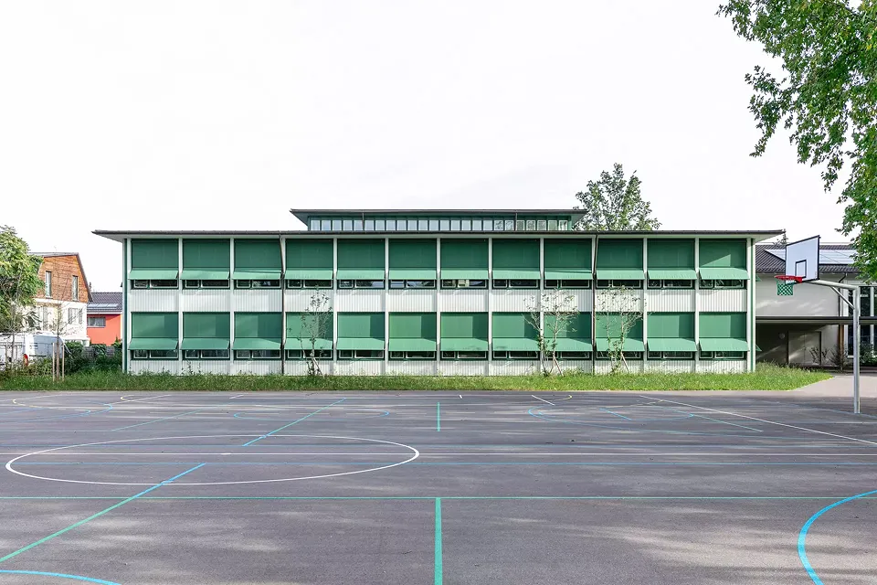 Sportplatz und Erweiterungsbau