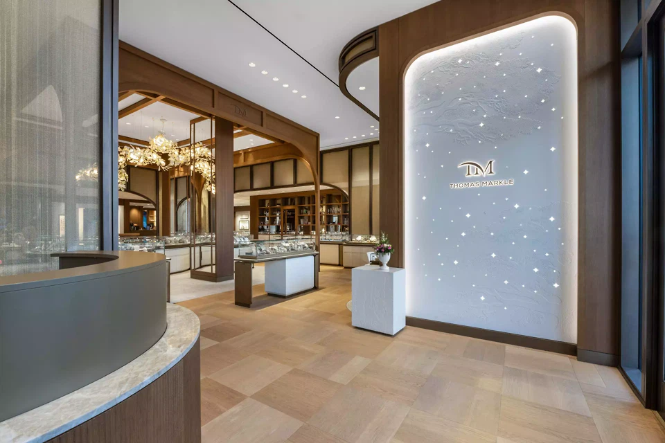 Exklusiver Eingangsbereich mit aufwendig gemeisselter Steinwand, die durch integrierte LED-Beleuchtung wie ein Sternenhimmel inszeniert wird.