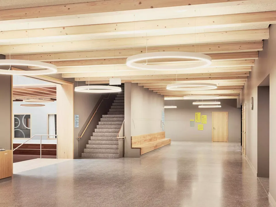 Blick in die im Schulalltag offene und als Pausenhalle genutzte Aula
