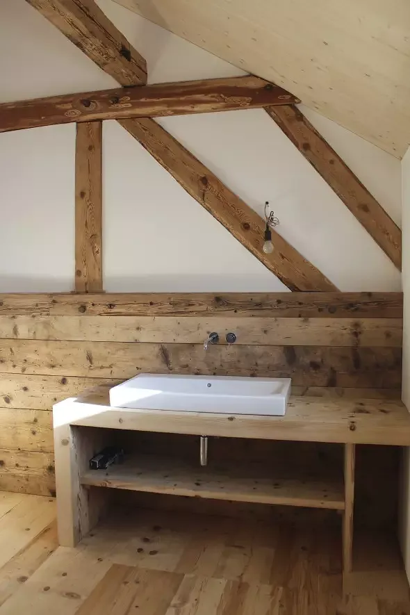duschenraum mit bestehender dachkonstruktion und altholz verkleidungen aus dem stallabbruch.