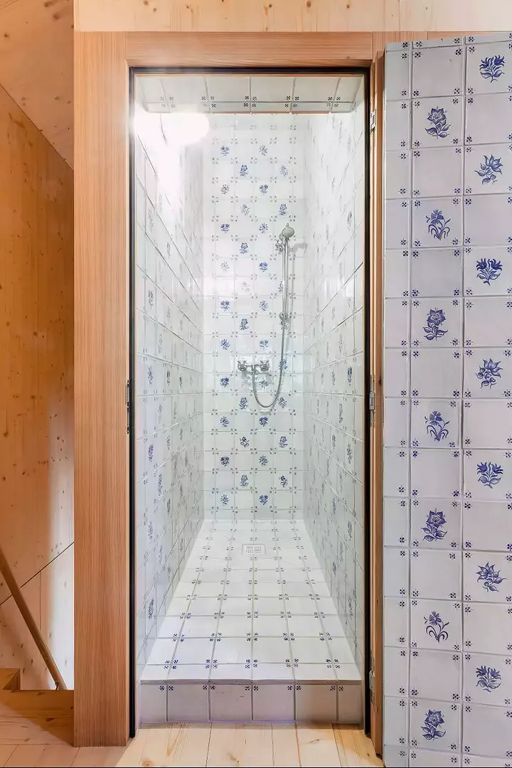 Pour le parement intérieur des douches, le choix s’est porté sur le carreau de Delft fabriqué à la main par l’atelier Almaviva. Les motifs floraux sont des standards qui alimentaient l’imaginaire associé à l’habitat traditionnel de montagne.