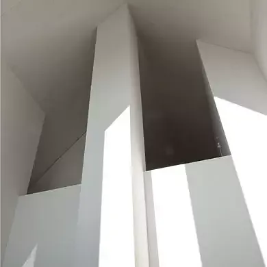 Der Blick vom Wohnraum strebt bis unter den Giebel