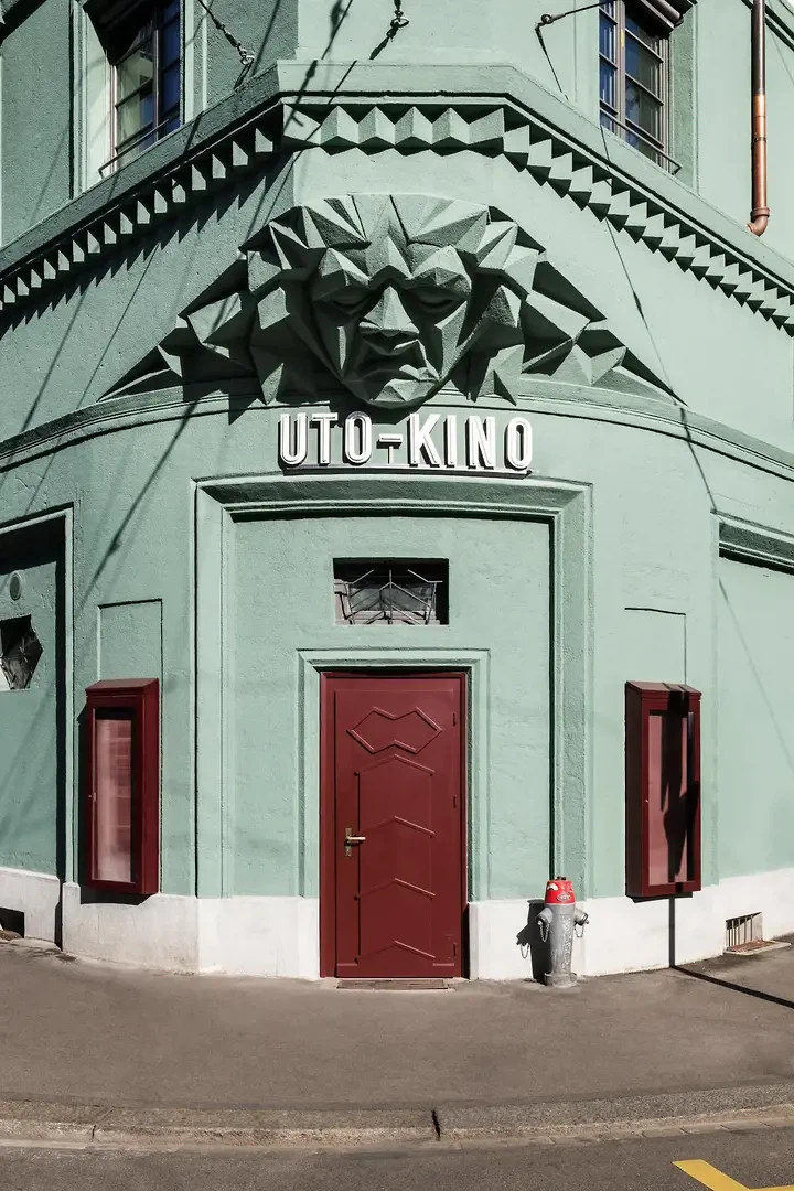 Un élément Art déco remarquable de la maison UTO orne la façade