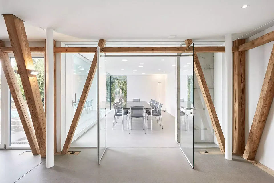 Conversion de la grange aux immeubles de bureaux et commerciaux