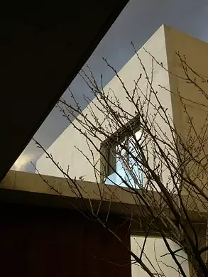 Eingangshof mit Blick zu Wohngebäude