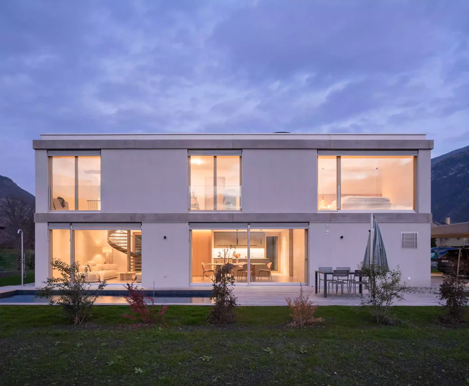Villa individuelle avec toiture plate en béton préfabriqué et crépis