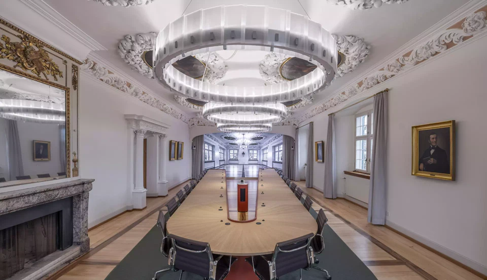 Blick in den Saal mit neuer Konferenzinfrastruktur. Die LED-Wall im Hintergrund erweitert optisch den Saal.