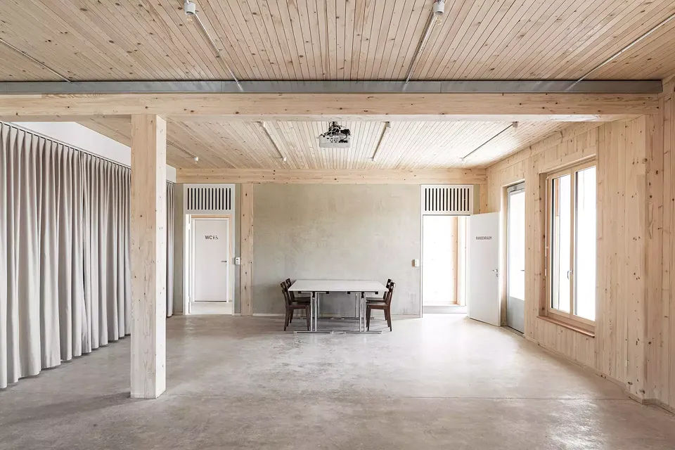 Mehrzweckraum Erdgeschoss: Kalkmörtelboden, Blockbohlenwände, Brettstapeldecke.
