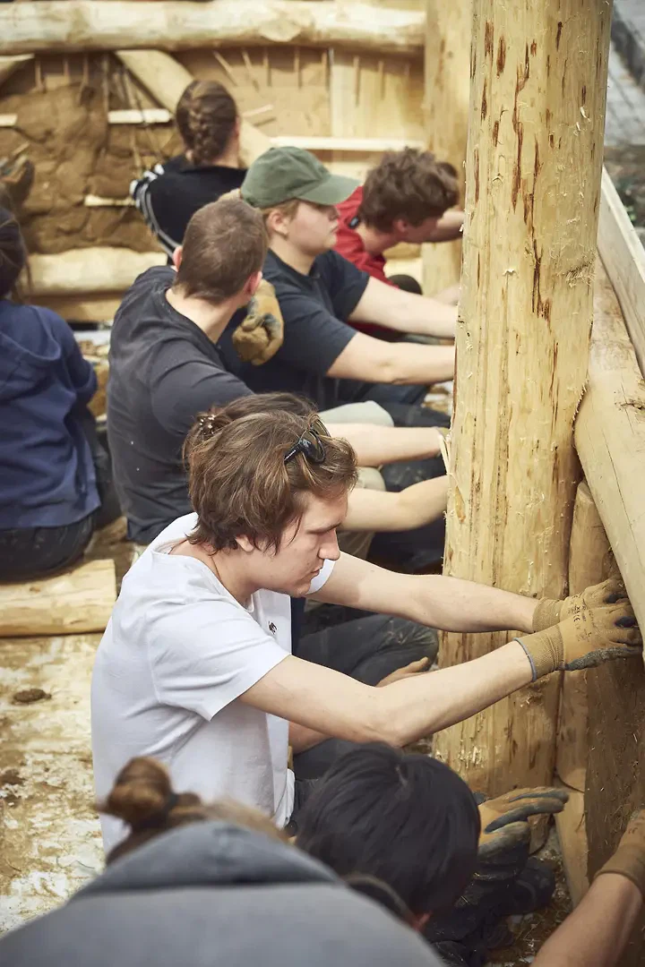 Lehmausfachung während des Erasmus Workshops mit internationalen Studenten an der Uni Liechtenstein