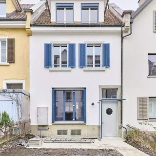 Transformation d'une maison mitoyenne dans la Bachtobelstrasse