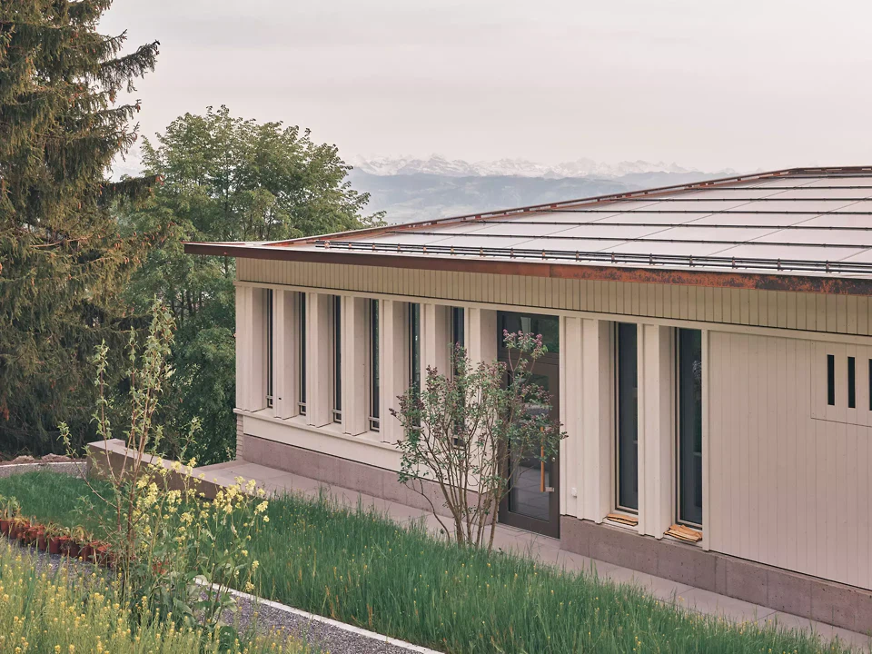 Im Dachgeschoss reicht die Sicht bis weit in die Glarner Alpen