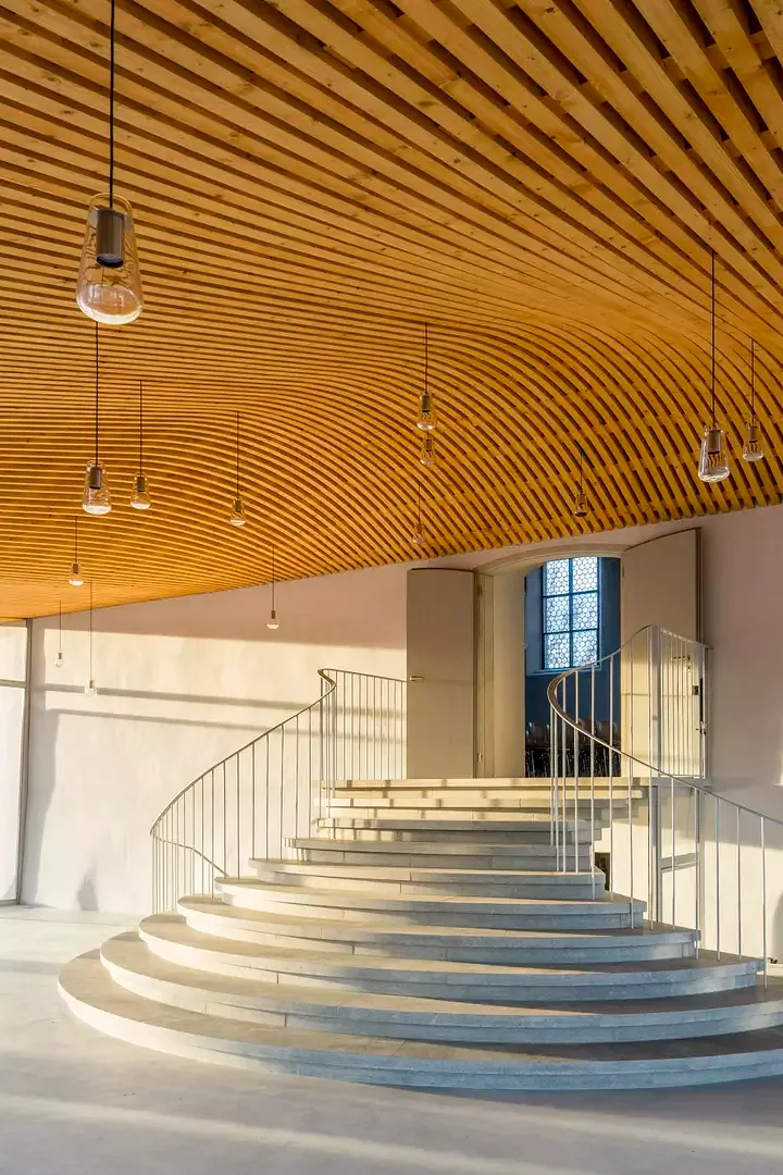 Foyer Künstlerhaus Boswil, geschwungenes Dach über Treppe