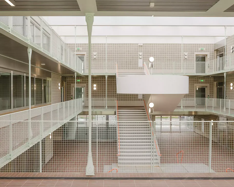 Une inspiration venue  de l’école en plein air de Johannes Duikers à Amsterdam: galeries et  paliers se transforment  en terrasses et loggias et  offrent des possibilités multiples de jeu lorsque la porte de hangar est ouverte.