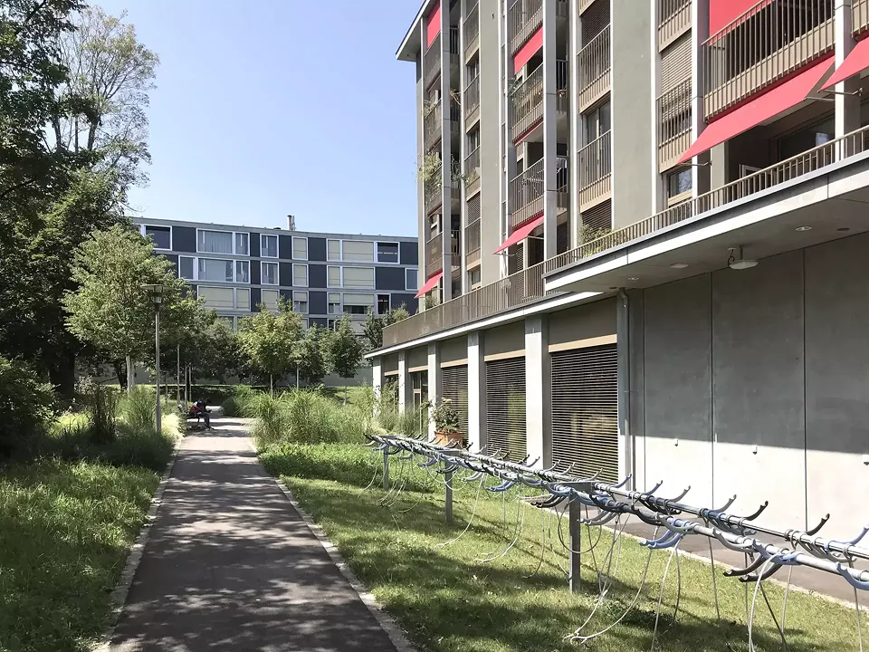 Les nombreux supports à vélos révèlent que des personnes âgées en bonne santé vivent ici.
