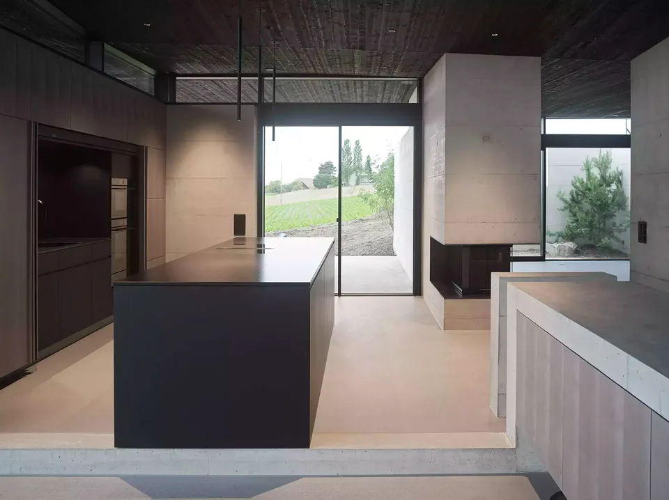 Küche und Blick ins Wohnzimmer