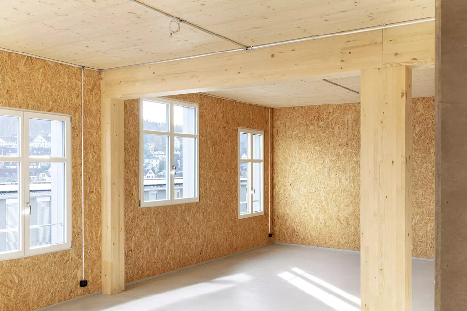 Wohnatelier mit Re-Use-Fenstern – tiefes Wohn-Fenster und hohes Atelier-Fenster