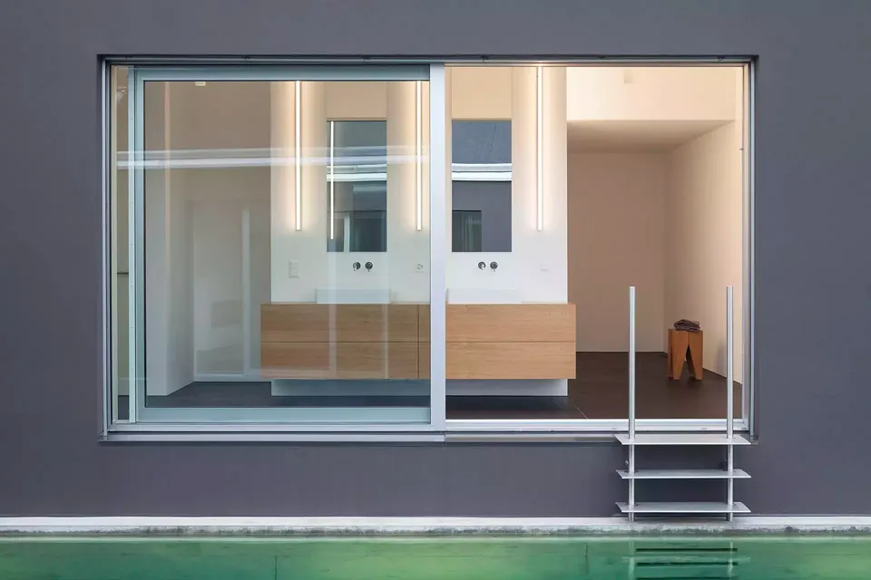 Blick ins Badezimmer von aussen