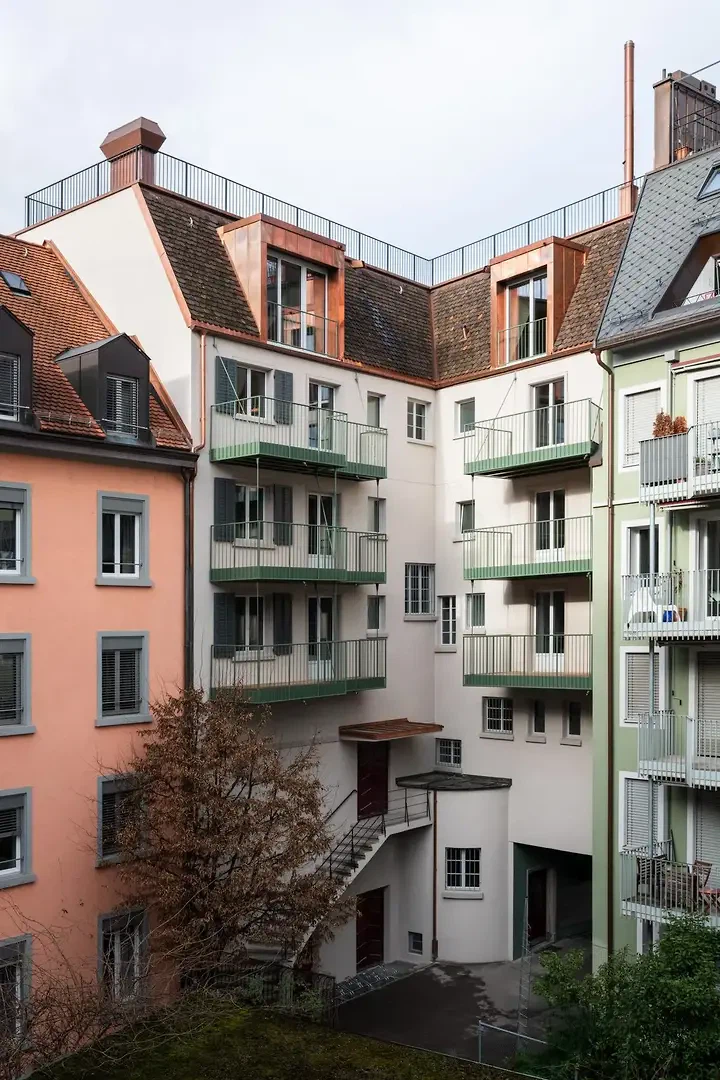 Innenhof mit gut erkennbarer Dachaufstockung