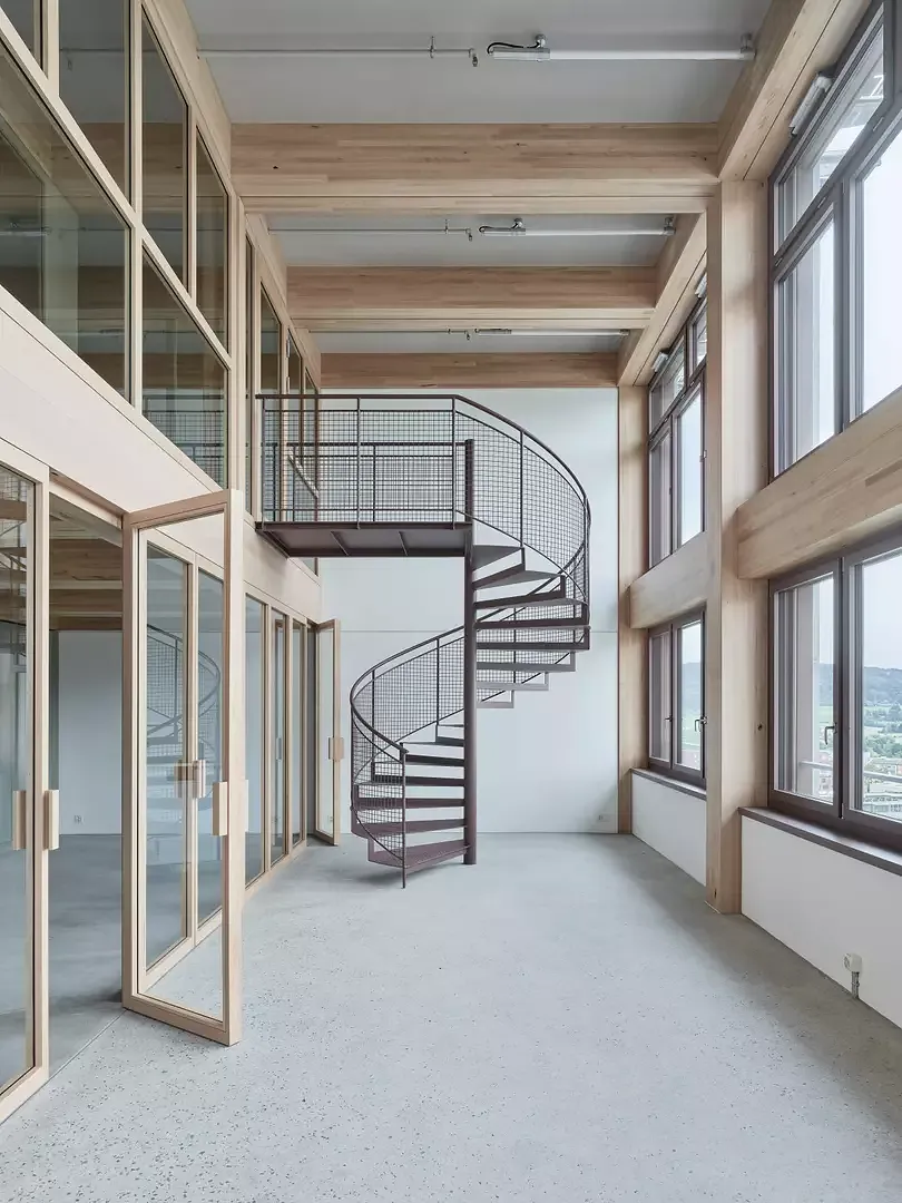 Au 12ème étage, il y a une salle commune sur deux niveaux aménagée  en galerie.