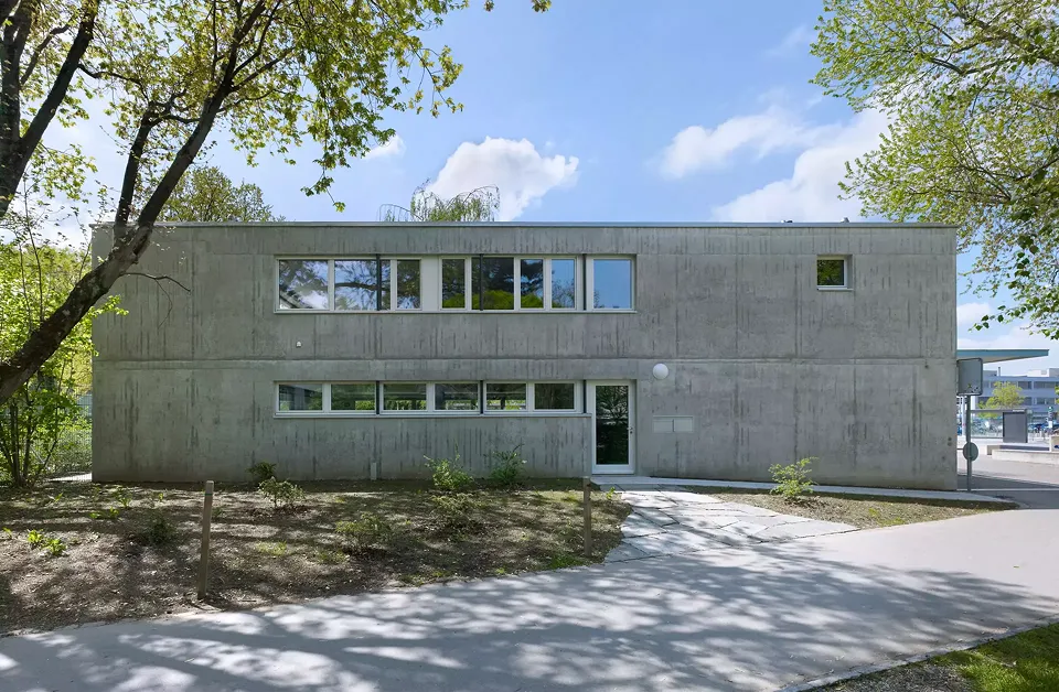Sanierte Sichtbetonfassade