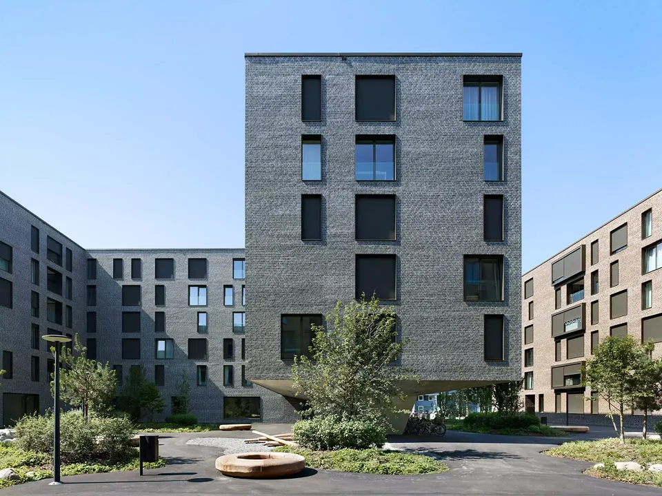 Die Austragung des Baukörpers von Haus C lästern den Ausswnraum unter dem Gebäude duchfliessen