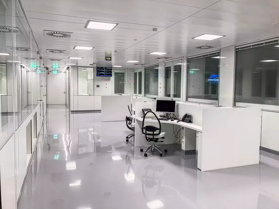 Die Grundrissstruktur erleichterte die Ausgestaltung der Pflegestationen. Durch die Grosszügigkeit der Räume war es den Architekten möglich, die Arbeitsabläufe der Patientenversorgung ergonomischer zu gestalten.
