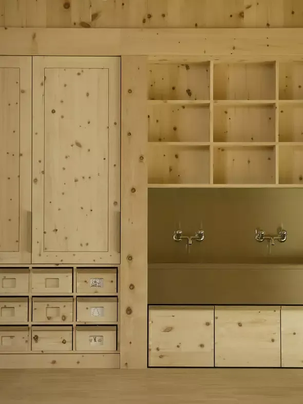 Buffet, armoires et étagères en bois d'arolleund Regalen