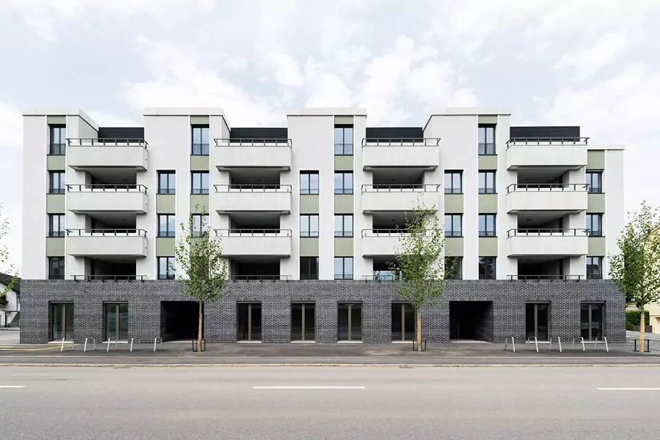 Der Sockel aus Klinkermauerwerk umhüllt die zur Strasse orientierten Laden- und Büroflächen.