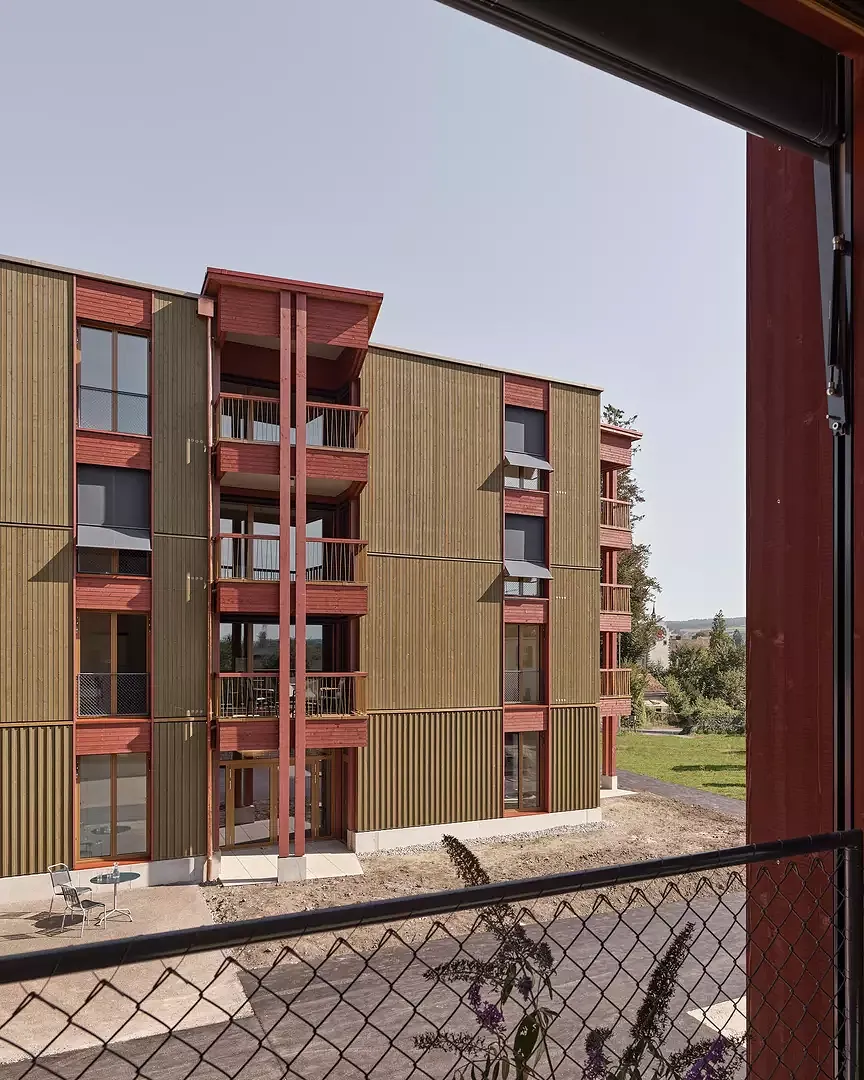 Fassade mit Blick über den Hof