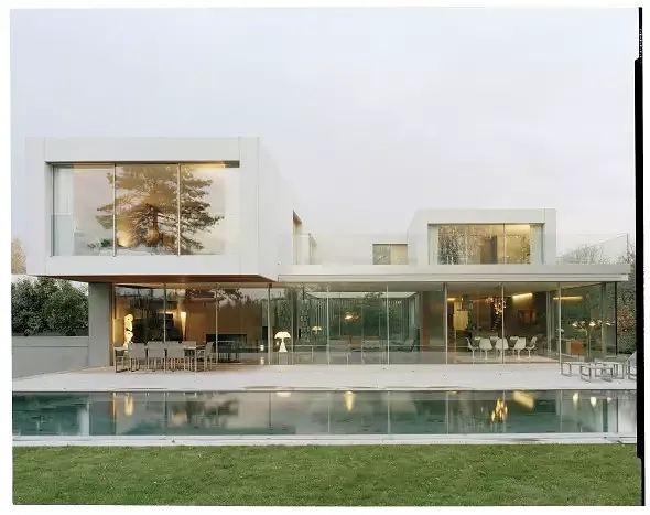 vue frontale depuis le jardin, au premier plan la piscine
