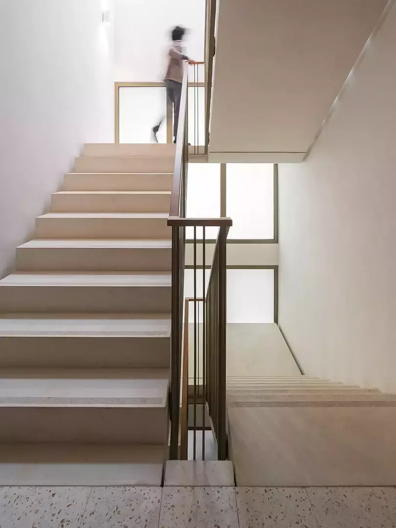 Cage d'escalier avec lumière provenant par la loggia
