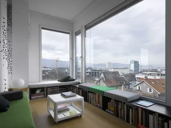 Die Wohnungen bieten Raum für individuelles Wohnen. Die Stadt ist über die grossen Fensterflächen direkt erfahrbar, sowohl mit Blick ins nahe Quartier als auch mit Weitblick auf die Stadtebene.
