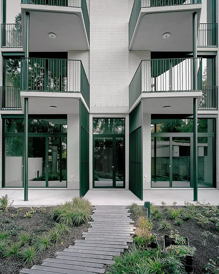 Meta Landschaftsarchitekten gestalten den Garten mit einem Weg, der wie ein Steg zum Sitzplatz im hinteren Teil des Hofes führt.