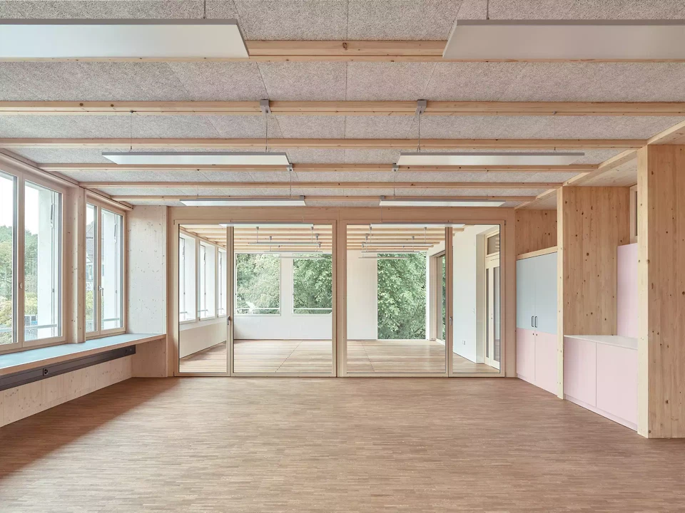 Das Unterrichtszimmer wird durch eine "Laube" als Aussenzimmer ergänzt er