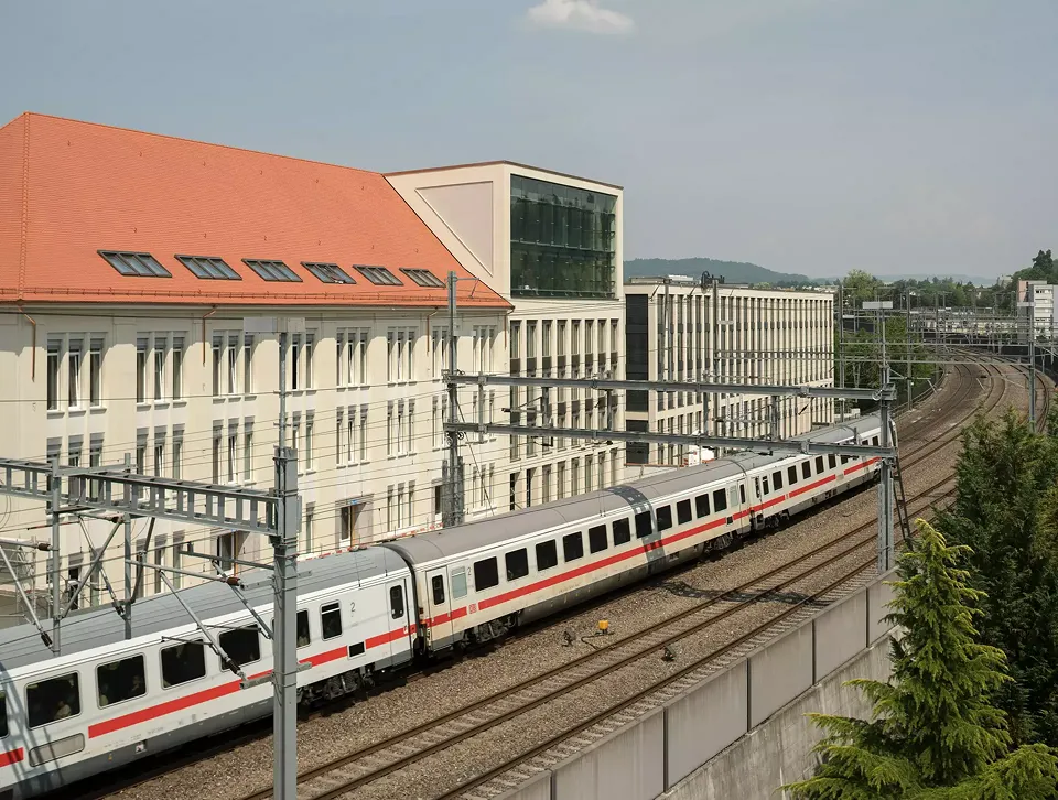 Das Grundstück schließt direkt an die Bahngleise und an den Bahnhof an und fungiert als „Einzugstor zur Stadt“.
