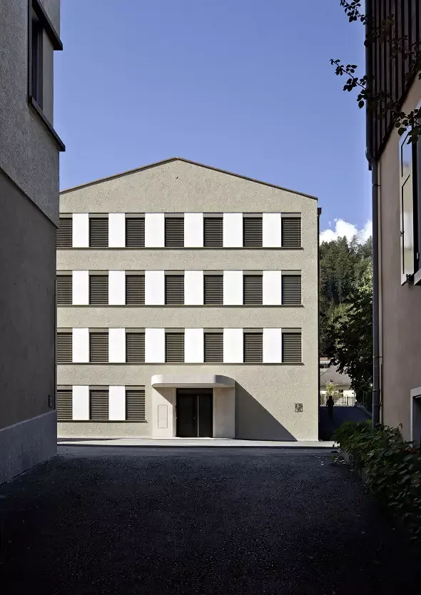 Viergeschossiger Bau mit Eingangsportal von der oberen Stallstrasse (Foto: Ralph Feiner)