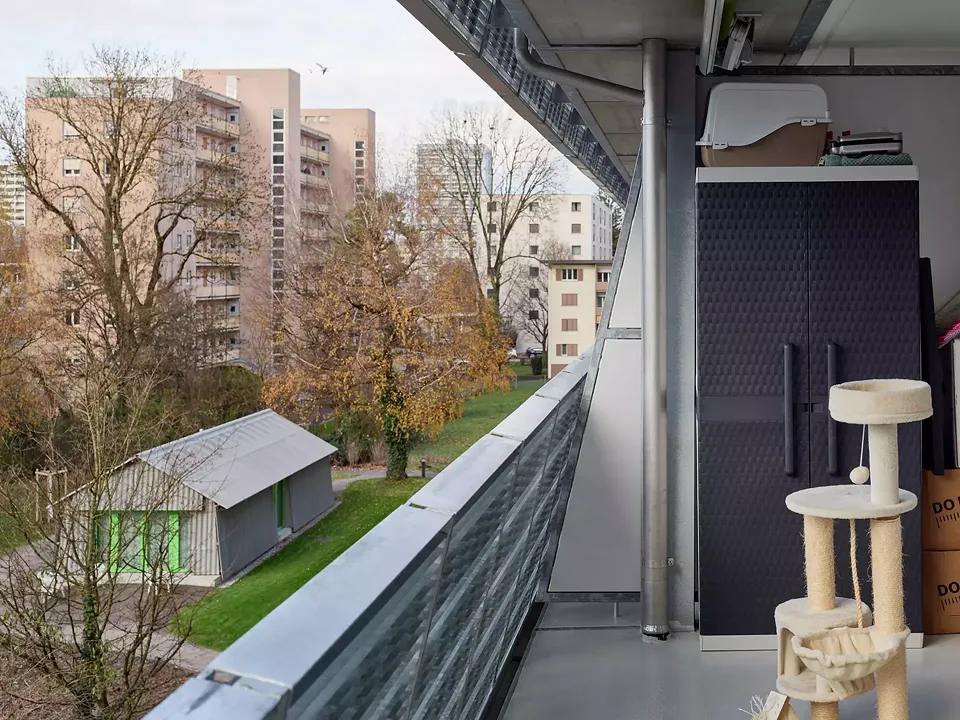 Die Vergrößerung der Balkonflächen erweitert den privaten Lebensraum hin zum urbanen Grünraum.