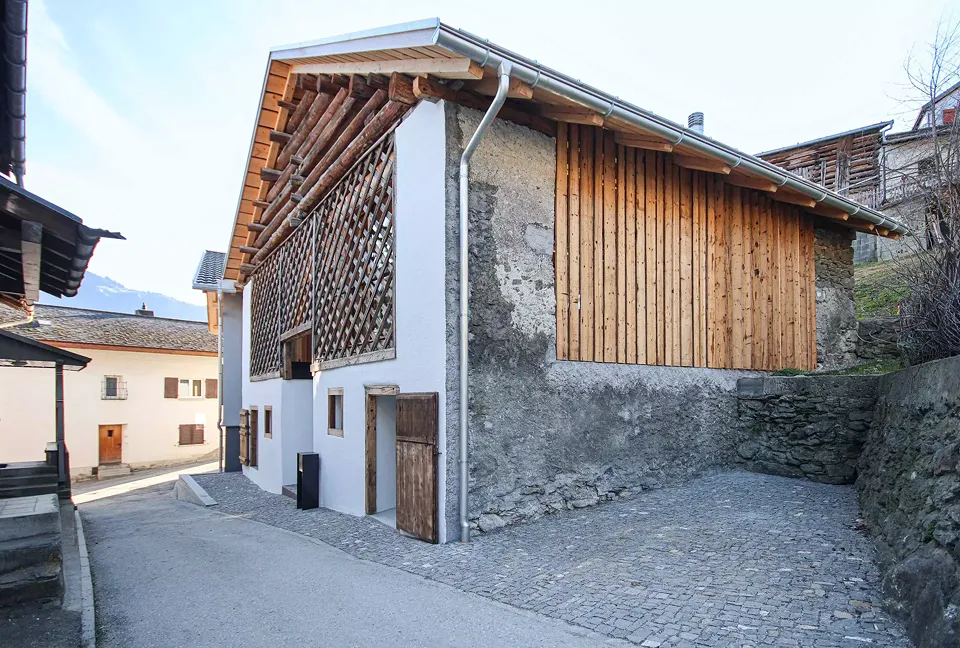 Vue extérieure de la grange-étable à piliers