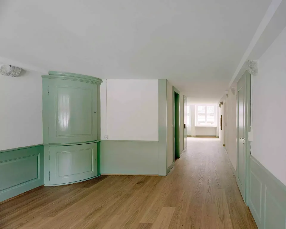 Wohnraum mit historischem Einbauschrank