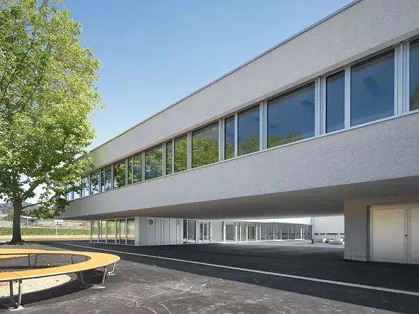 Der stützenfreie Raum dient als gedeckte Pausenhalle.