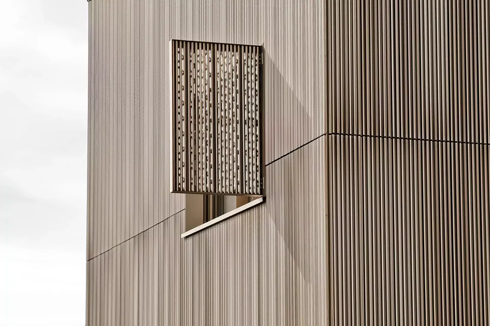 Detail perforierter Fensterladen