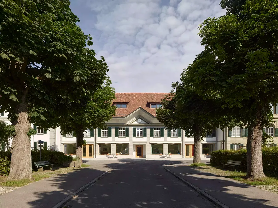 Allee mit Zentrumsfassade