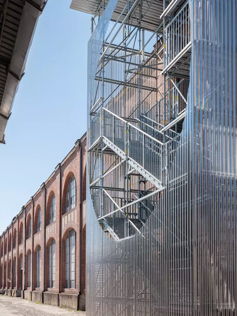 Hundertfünfzig Meter Sichtbacksteinfassade