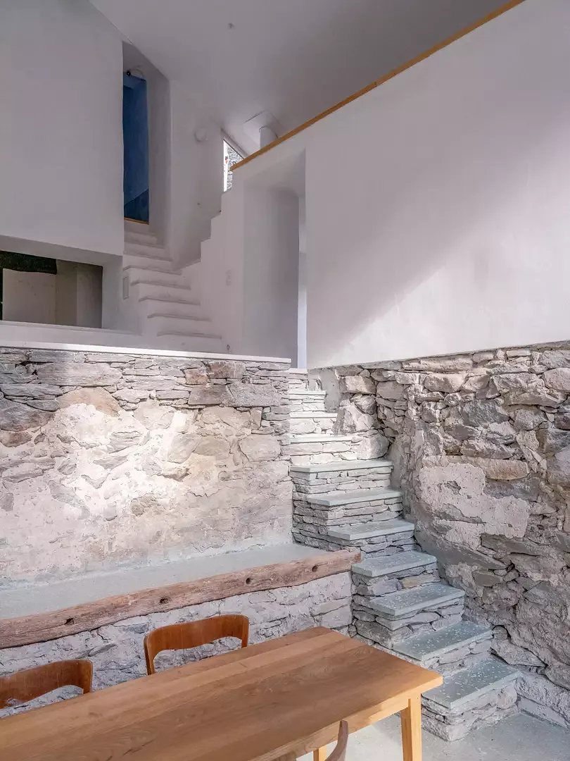 Vielgeschossiger Wohnraum mit verbindender Treppe