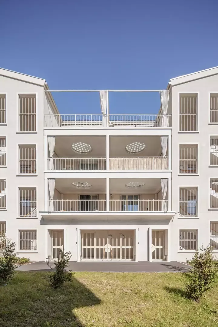 Haus A Eingang und Balkone