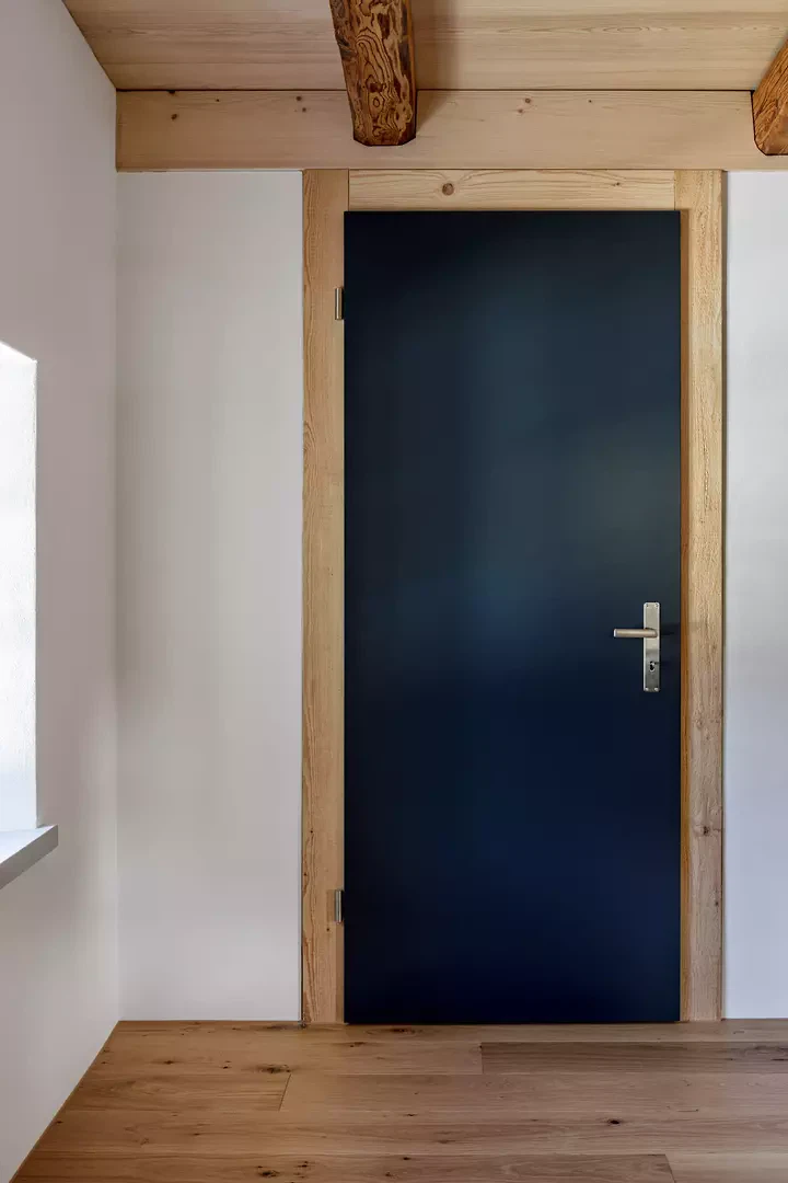 Neue Innentür mit historischem Holzrahmen.