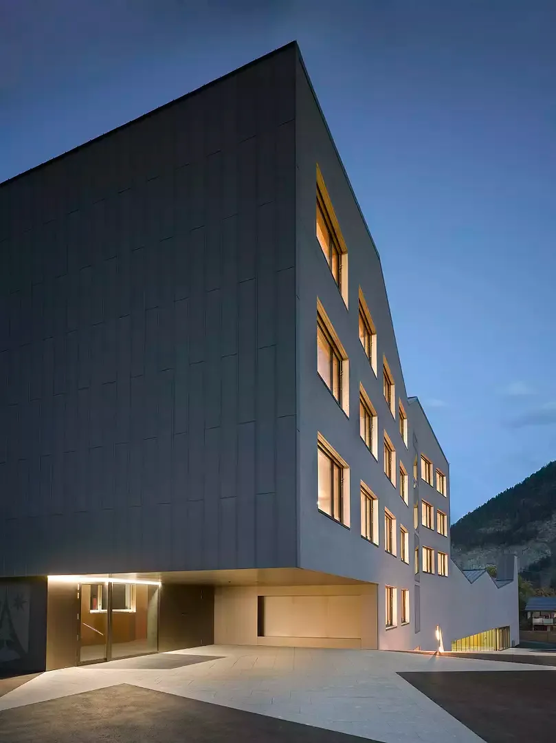 Südfassade zum Schulhof bei Nacht