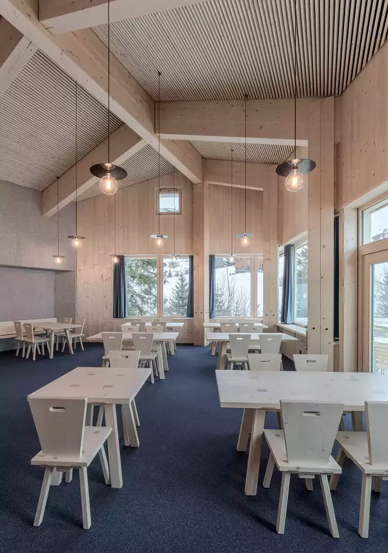 Salle de restaurant servie