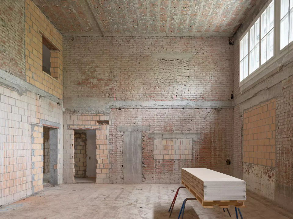 Studio 3 (de taille moyenne) en cours de construction, après la démolition du plafond et la pose de fenêtres à caisson